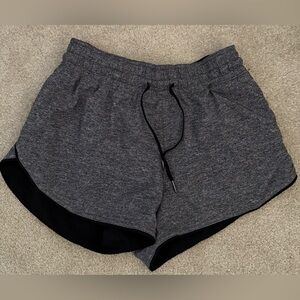 Lululemon ‘choose a side’ mid-rise reversible shorts in gray and black - size 6